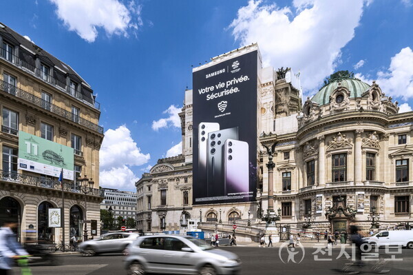 삼성전자가 프랑스 파리 오페라 가르니에 외벽에 마련된 갤럭시 옥외 광고에 ‘2030 부산엑스포’ 로고를 포함하고 박람회 유치 활동을 알리고 있다. (제공: 삼성전자) ⓒ천지일보 2023.06.19.