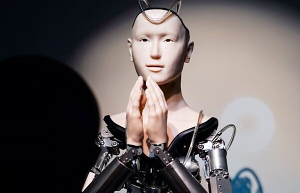 일본 교토의 400년 넘은 사찰로 유명한 고다지 사원에 있는 AI 로봇 민다르. 민다르는 관세음보살 칸논의 형상을 본떠 만들어졌다. (출처:BBC)
