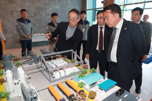 김영환 충북지사(맨 오른쪽)가 지난 5월 수소생산 기업에 방문해 설명을 듣고 있다. (충북도 제공)