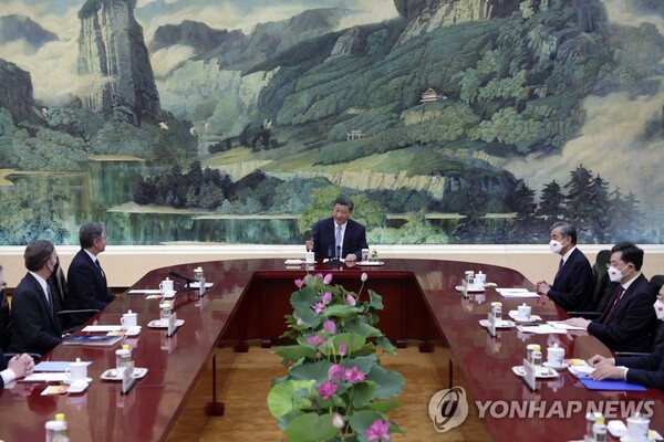 블링컨 장관(좌)과 회동하는 시진핑 주석(중앙) (출처: 연합뉴스)