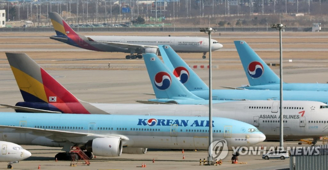 12일 영종도 인천국제공항 주기장에 합병을 앞둔 대한항공과 아시아나항공의 항공기가 보인다. (출처: 연합뉴스)