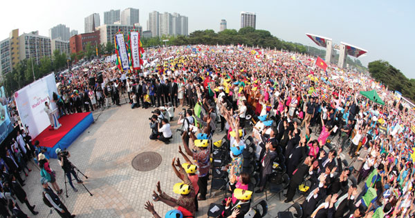 2013년 5월 25일 서울 올림픽공원 평화의 문에서 130개국 3만여명의 청년이 남북통일과 세계평화를 염원하는 ‘국제청년 평화 걷기 대회’를 진행되는 가운데, 서 이만희 HWPL 대표가 발언하고 있다(제공: HWPL) ⓒ천지일보 2023.06.20.