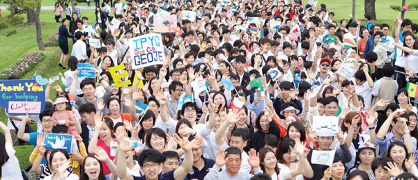 2014년 5월 25일 세계평화선언 1주년을 맞아 부산 UN기념공원에서 기념식과 평화 걷기 대회가 열렸다. 이날 걷기 대회 참석자들의 모습. (제공: HWPL) ⓒ천지일보 2023.06.20.