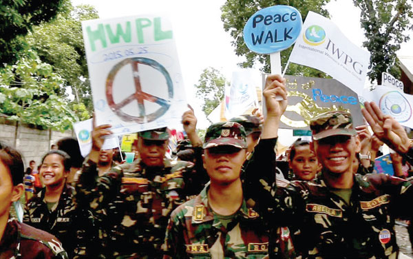 2015년 5월 25일 세계평화선언 2주년을 맞아 필리핀 민다나오 마긴다나오 주에서 기념식과 평화 협정 기념비 제막식을 진행했다. 이날 행사 참석자들. (제공: HWPL) ⓒ천지일보 2023.06.20.