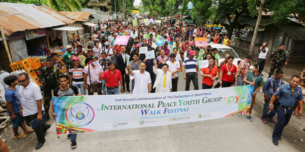 2015년 5월 25일 세계평화선언 2주년을 맞아 필리핀 민다나오 마긴다나오 주에서 이 대표가 지역 주민들과 평화걷기를 진행하고 있다. (제공: HWPL) ⓒ천지일보 2023.06.20.
