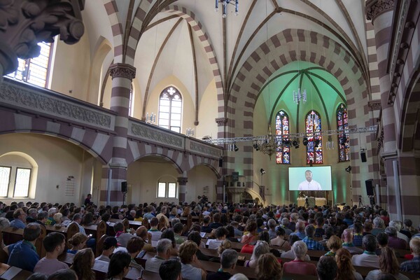 9일(현지시간) 독일 바이레른주 성바울교회에서 수백명의 신자들이 참석한 가운데 챗GPT 목사가 예배를 진행하고 있다. 강단 위 대형 화면에 아바타가 나와 기도부터 설교, 축복 등 40분간 예배를 이끌었다. (출처:AP/연합)
