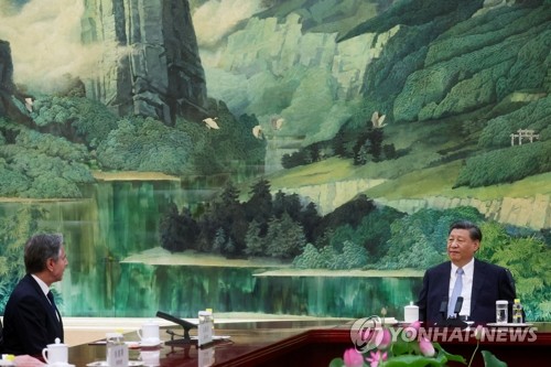 베이징서 회담하는 시진핑(우측)주석과 블링컨 장관 (출처: 로이터 통신, 연합뉴스)