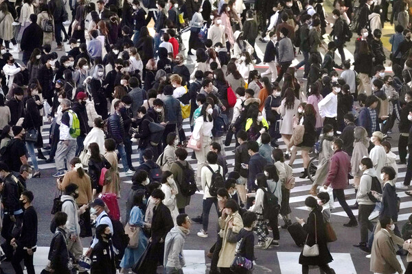 일본 도쿄 시부야 거리의 횡단보도에 사람들이 붐비고 있다. (AP/뉴시스)