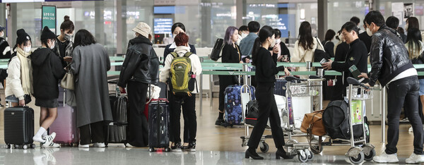 지난 3월 19일 인천공항 제1여객터미널 출국장에 일본행 탑승객들로 붐비고 있다. (뉴시스)