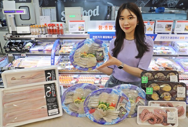 롯데마트 서울역점에서 이색 보양식 농어회를 들고 모델이 홍보하고 있다. (제공: 롯데마트)