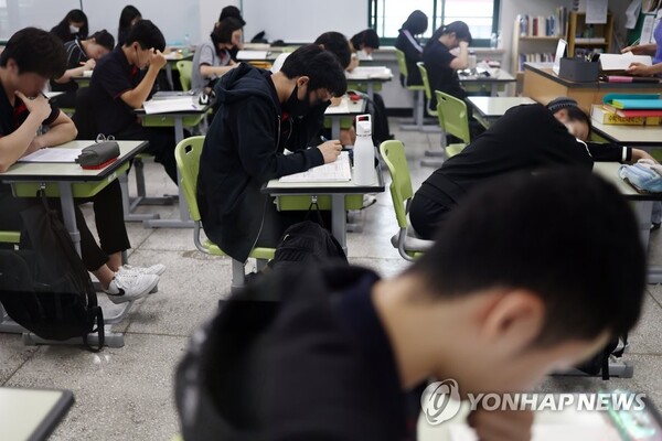 20일 서울의 한 고등학교 3학년 교실에서 학생들이 공부를 하고 있다. 당정은 지난 19일 대학수학능력시험(수능)에 이른바 ‘킬러문항(초고난도 문항)’을 배제하겠다고 발표했다. (출처: 연합뉴스)