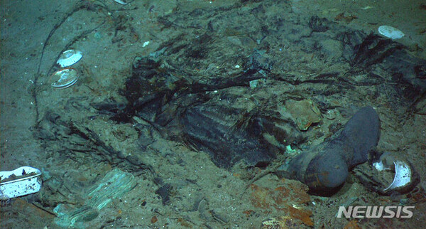 [AP/뉴시스]19일(현지시간) 캐나다 뉴펀들랜드 해안에서 타이타닉호 잔해 탐사를 위한 관광용 소형 잠수정이 실종돼 미 해안경비대가 수색 중이라고 BBC 등이 보도했다. 사진은 고고학해양학센터 등이 제공한 것으로, 2004년 타이타닉호 선미 근처 해저 진흙 속에 코트와 부츠 잔해가 보이고 있다. 2023.06.20