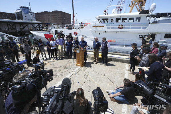 미국 해안 경비대 제이미 프레더릭 대위가 21일(현지시각) 미 매사추세츠주 보스턴의 해안경비대 기지에서 기자회견하고 있다. (AP/뉴시스)