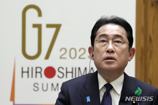 [도쿄=AP/뉴시스]기시다 후미오 일본 총리가 지난달 20일 도쿄 총리 관저에서 외신과 기자회견을 가지고 있다. 그의 뒤로 이달 19~21일 히로시마에서 열리는 주요 7개국(정상회의) 로고가 보인다. 2023.05.17.