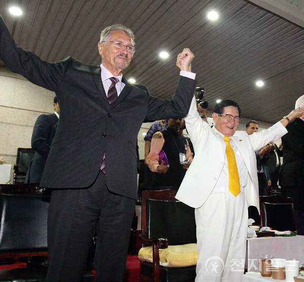 손을 맞잡은 에밀 콘스탄티네스쿠 루마니아 전 대통령(왼쪽)과 이 대표. ⓒ천지일보 (제공: HWPL)