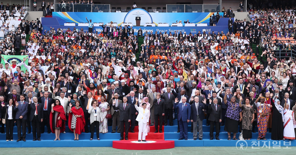2014년 9월 17일 9.18 평화만국회의 개막식이 열린 가운데 이 대표가 참석자들과 기념촬영을 하고 있다. ⓒ천지일보 (제공: HWPL)