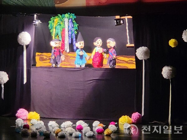 지난 23일 강릉 단오 전수교육관 공연장에서 관노가면인형극이 진행되고 있다. ⓒ천지일보 2023.06.25.