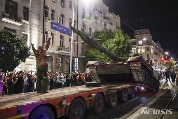 24일(현지시각) 러시아 로스토프나도누에서 바그너 용병 그룹 병사들이 전차를 트럭에 실으며 이곳을 떠날 준비를 하고 있다. (AP/뉴시스)