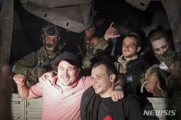 24일(현지시각) 러시아 로스토프나도누의 한 거리에서 주민 두 명이 군 사령부를 떠날 준비를 하고 있는 바그너 그룹 병사들과 기념 촬영을 하고 있다. (AP/뉴시스)