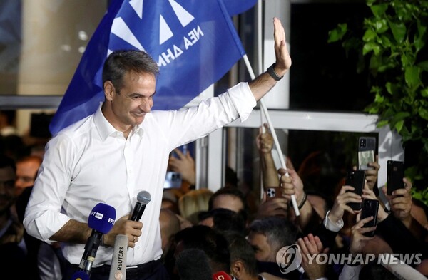 키리아코스 미초타키스 그리스 총리가 25일(현지시간) 수도 아테네에서 지지자들에게 총선 승리 연설을 하고 있다. (로이터/연합뉴스)