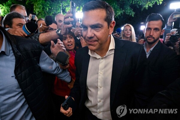 최대 야당 급진좌파연합(시리자)을 이끄는 알렉시스 치프라스 전 총리가 21일(현지시간) 그리스 수도 아테네에 있는 시리자 본부에 도착하고 있다. (AFP/연합뉴스)