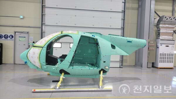 대한항공이 미국 보잉사의 방산 및 우주부문(BDS: Boeing defense, Space&Security)으로부터 수주받은 AH-6 헬기 동체 제작사업의 초도 생산분을 성공적으로 납품했다고 26일 밝혔다. (제공: 대한항공) ⓒ천지일보 2023.06.26.