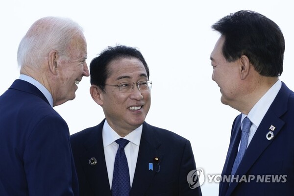 (히로시마 AP=연합뉴스) 지난 5월 G7 정상회의 때 윤석열 대통령과 바이든 미국 대통령, 기시다 후미오 일본 총리가 만나 환담하고 있다.