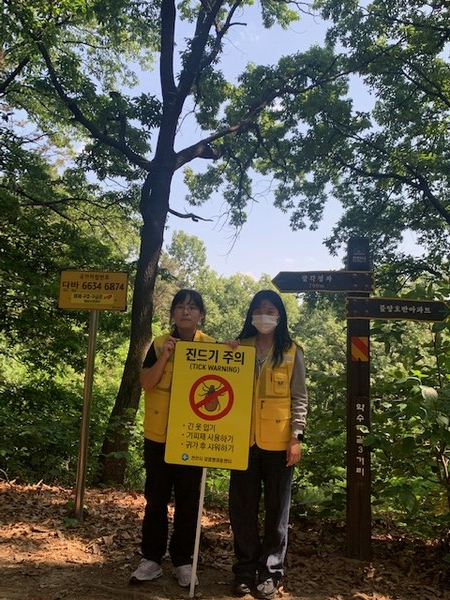 천안시보건소가 5월 23일 봉서산 등산로에서 진드기 매개 감염병 예방 캠페인을 하고 있다. (제공: 천안시) ⓒ천지일보 2023.06.27.