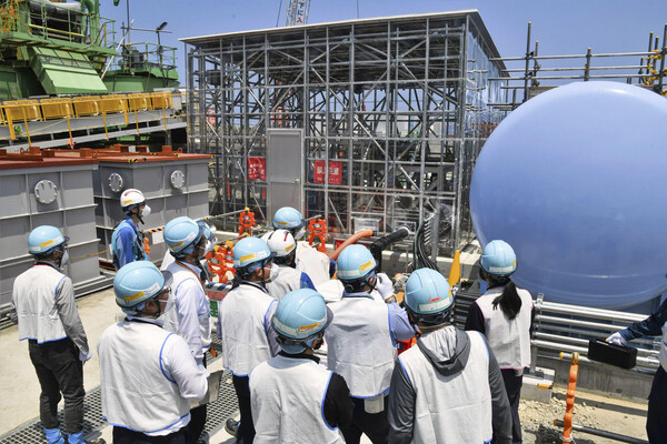 일본 후쿠시마(福島)의 후쿠시마 제1 원전에서 26일 오염된 처리수를 희석해 바다로 방류하기 위한 시설 공사가 완료돼 언론에 공개되고 있다. 도쿄전력은 이번주 중 안전 점검을 받고 안전 점검 1주일 뒤 방류 승인을 받을 것으로 기대한다고 말했다. (AP/뉴시스)