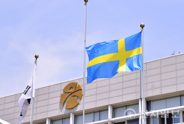 광주광역시가 지난 6월 19일 다니엘 볼벤 주한스웨덴대사의 광주 방문을 환영하기 위해 시청사 국기 게양대에 스웨덴 국기를 게양했다. (제공: 광주광역시) ⓒ천지일보 2023.06.27.