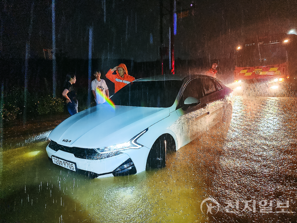 지난밤 내린 폭우로 전남 여수시 돌산에서 차량이 물에 잠겨 있다. (제공: 전남소방본부) ⓒ천지일보 2023.06.28.