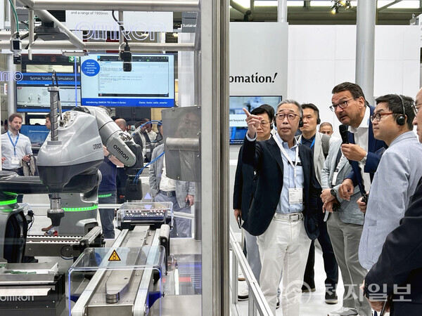 박지원 두산그룹 부회장(왼쪽)이 28일(현지시간) 독일 뮌헨에서 열린 ‘오토매티카(Automatica) 2023’을 방문해 로봇업체 부스에서 회사 관계자에게 제품에 대해 질문하고 있다. (제공: 두산그룹) ⓒ천지일보 2023.06.29.