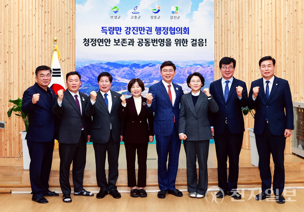 김철우 보성군수(오른쪽에서 다섯 번째)와 참석자들이 지난 2022년 12월 26일 열린 득량만·강진만권 행정협의회 제1차 정기회의에서 기념사진을 찍고 있다. (제공: 보성군) ⓒ천지일보 2023.06.30.