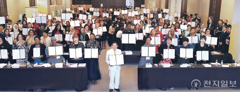 이 대표와 IWPG 네트워크 2014에 참석한 전 세계 여성지도자들 평화협정에 서명 후 기념촬영하고 있다. ⓒ천지일보 (제공: HWPL)