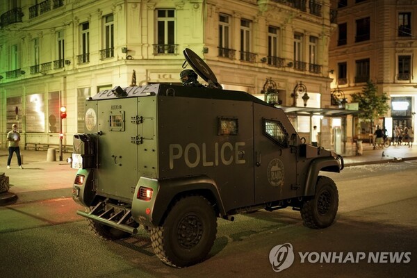 사진은 프랑스 리옹에서 순찰 중인 경찰(출처: AP, 연합뉴스)