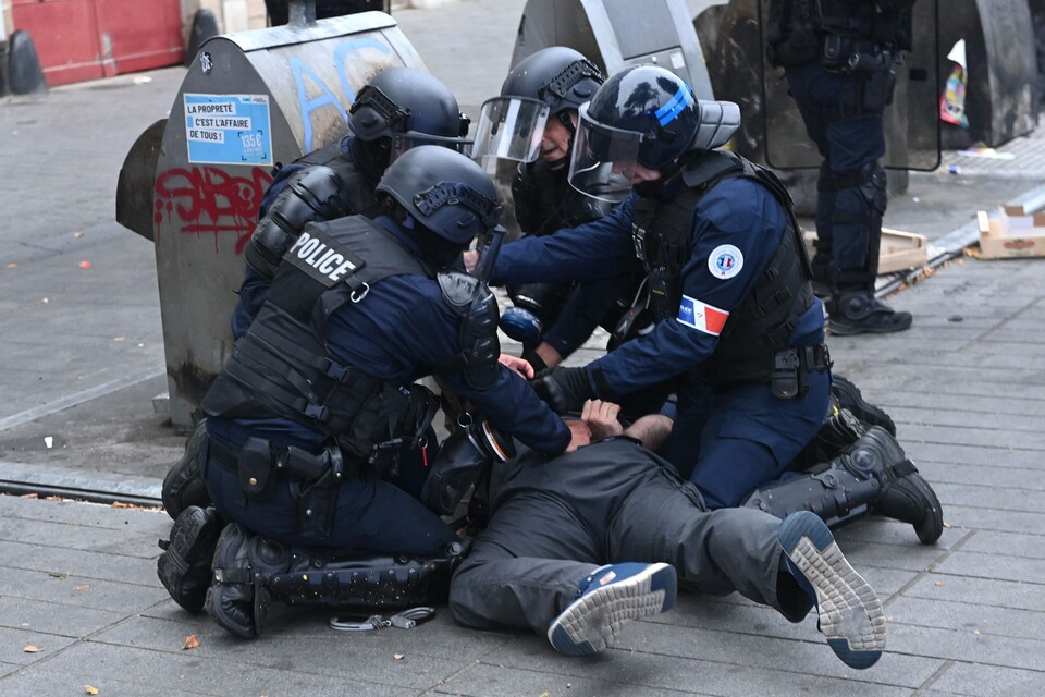 경찰이 지난달 30일 프랑스 서부 낭트에서 시위 도중 한 남성을 체포하고 있다. (AFP/연합뉴스)