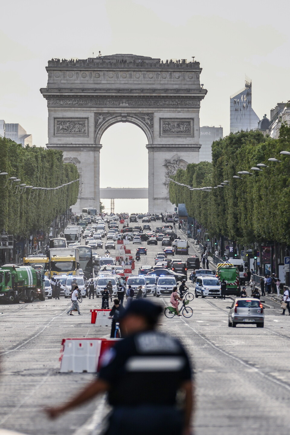 2일(현지시간) 프랑스 경찰관이 파리 개선문 광장에서 폭동에 대비해 경계를 강화하고 있다.  (EPA/연합뉴스)