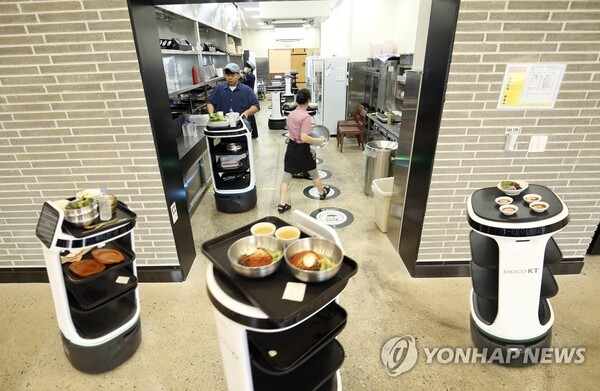 전북 완주군 구이면 한 정육식당에서 자율주행 인공지능(AI) 서빙로봇이 음식을 배달하고 있다. (출처: 연합뉴스)