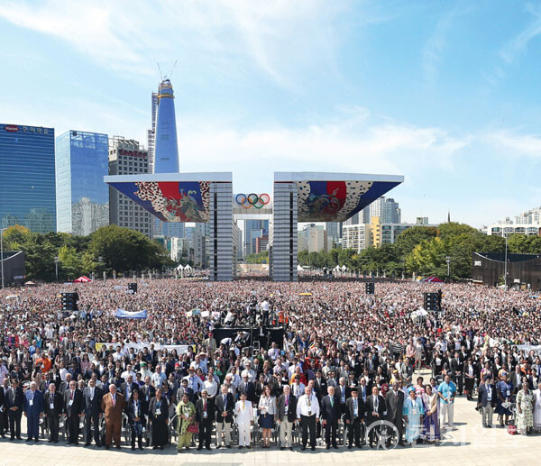 2015년 9월 18일 서울 올림픽공원 평화의 광장에서 9.18 평화 만국회의 제1주년 기념식이 열린 가운데 참석자들이 기념촬영을 하고 있다. (제공: HWPL) ⓒ천지일보 2023.07.04.