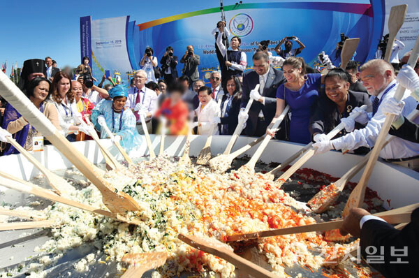 2015년 9월 18일 9.18 평화 만국회의 제1주년 기념식 행사에서 주요 참석자들이 비빔밥을 만들고 있다. 다양한 재료가 어우러진 비빔밥은 하나된 HWPL 지구촌 가족을 상징한다. (제공: HWPL) ⓒ천지일보 2023.07.04.