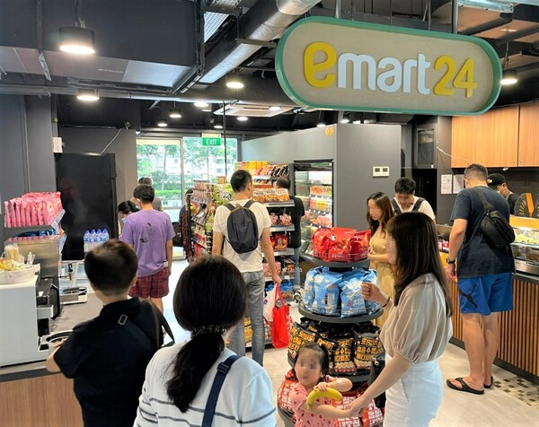 이마트24 ‘싱가포르’ 3호점 내부 전경. (제공: 이마트24)