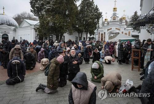 지난 3월 29일(현지시간) 키이우의 페체르스크 수도원 내에서 기도하는 친러 성향 우크라이나 정교회 (로이터/연합뉴스)