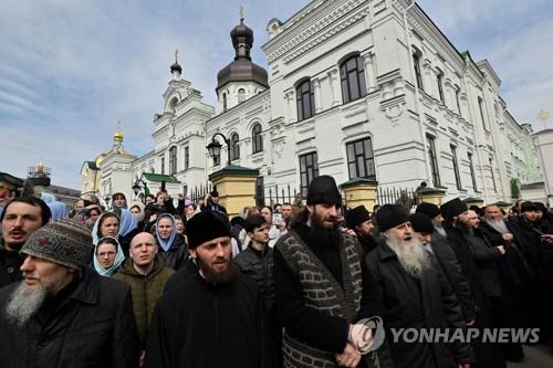 페체르스크 수도원 밖에서 기도하는 UOC 교인들. (AFP/연합뉴스)