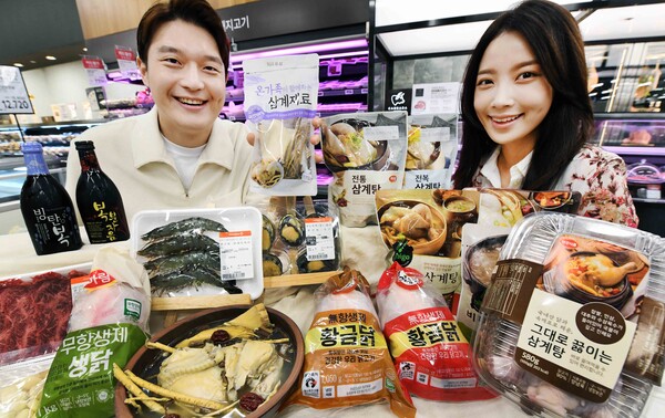 모델들이 5일 서울 등촌동 ‘홈플러스 메가푸드마켓’ 강서점에서 ‘복날 홈 보양식’ 행사 상품을 선보이고 있다. (제공: 홈플러스)