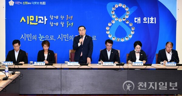 김영규 전남 여수시의장(왼쪽 세 번째)이 6일 제8대 의회 1주년 기자회견을 열고 1년간의 활동 및 성과와 비전을 설명했다. (제공: 여수시의회) ⓒ천지일보 2023.07.06.