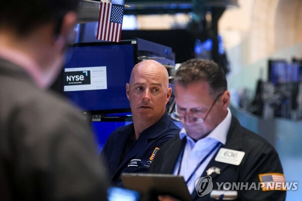 사진은 NYSE 입회장에서 일하는 트레이더들의 모습(출처: 연합뉴스)