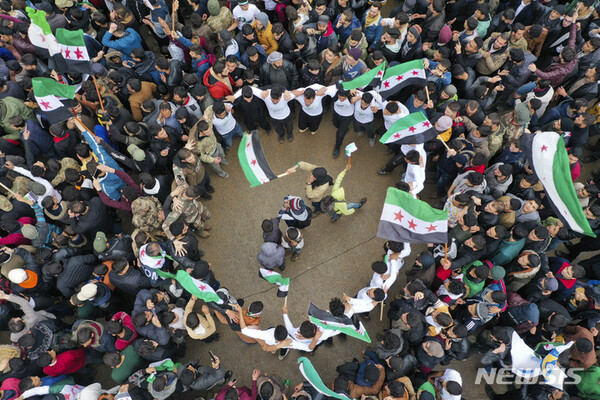 [이들리브=AP/뉴시스] 지난 3월 15일(현지시간) 시리아 이들리브에 반정부 봉기 12주년을 맞아 시리아인들이 모여 춤추고 있다. 2011년 3월 15일 바샤르 알아사드 대통령의 독재에 맞선 시리아판 '아랍의 봄'이 일어났다.