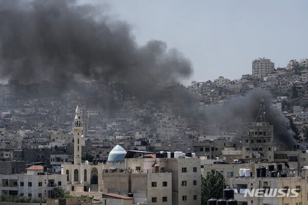 지난 3일(현지시간) 이스라엘군 2000명이 드론과 함께 침입 공격한 서안지구 팔 인 도시 제닌에서 폭탄 연기가 솟아오르고 있다. (AP/뉴시스)