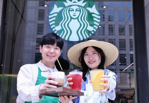 모델들이 여름시즌 음료를 소개하고 있다. (제공: 스타벅스)