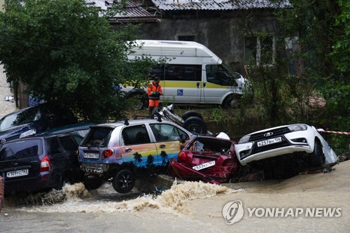9일(현지시간) 러시아 남서부 소치 인근 코스친스키에 폭우로 인해 거리에 떠밀려 온 차량들이 버려져 있다. 지역 당국은 이번 홍수로 차량 10여대가 떠내려가고 주택 2채가 파손됐다고 밝혔다. (타스/연합뉴스)
